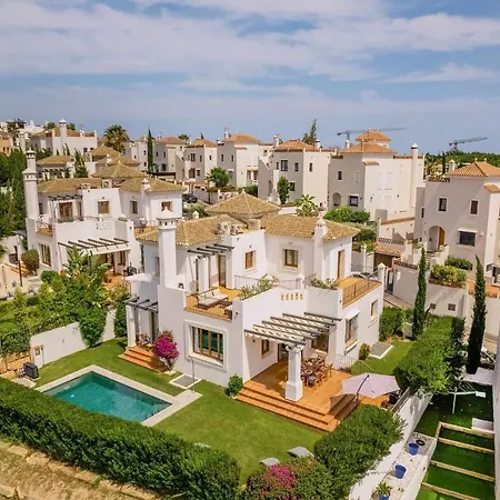 Con Piscina Climatizada Y Vistas Al Golf Estepona