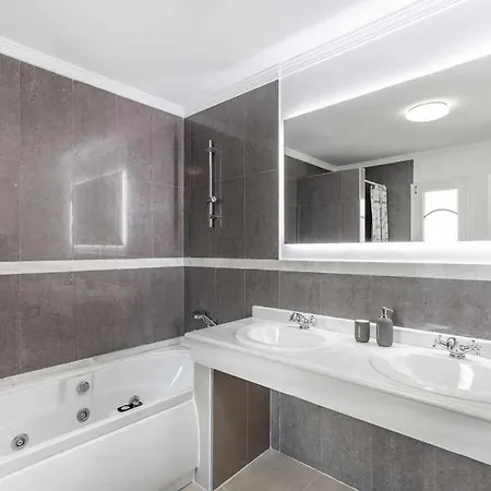 Con Piscina Climatizada Y Vistas Al Golf Βίλα