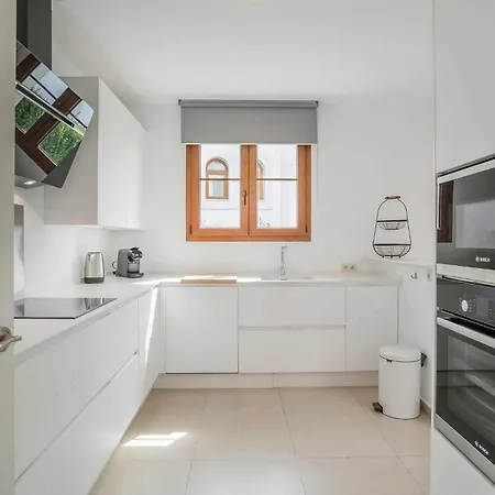 Con Piscina Climatizada Y Vistas Al Golf Вілла Естепона