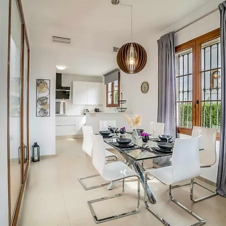 Villa Con Piscina Climatizada Y Vistas Al Golf Estepona