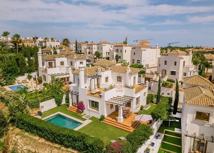 Villa Con Piscina Climatizada Y Vistas Al Golf Estepona