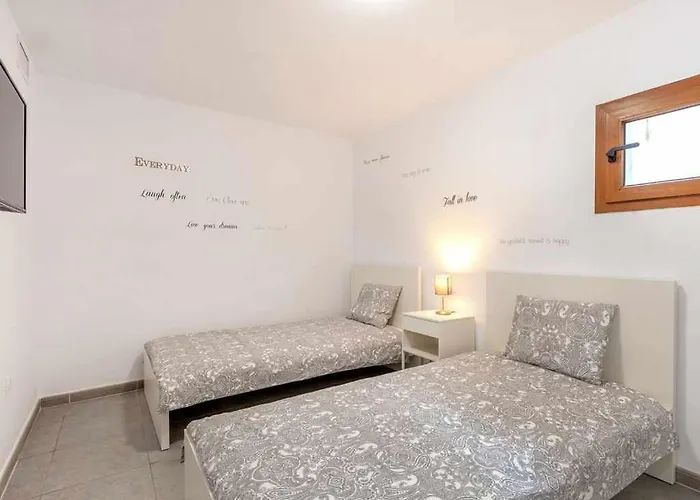 Villa Con Piscina Climatizada Y Vistas Al Golf Estepona