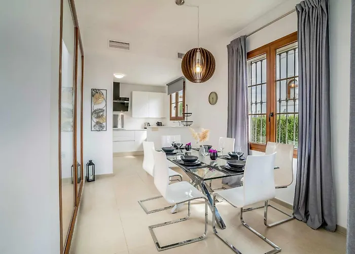 Villa Con Piscina Climatizada Y Vistas Al Golf Estepona