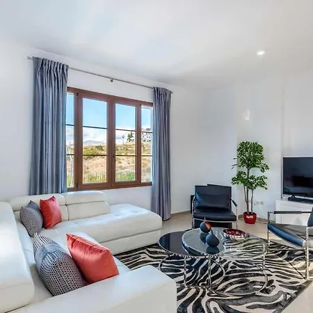 Con Piscina Climatizada Y Vistas Al Golf Вилла