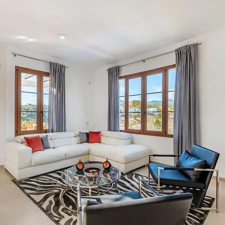 Con Piscina Climatizada Y Vistas Al Golf Эстепона