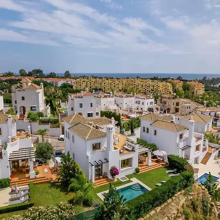 Con Piscina Climatizada Y Vistas Al Golf Villa Estepona