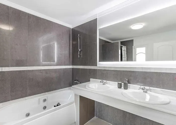 Con Piscina Climatizada Y Vistas Al Golf Villa