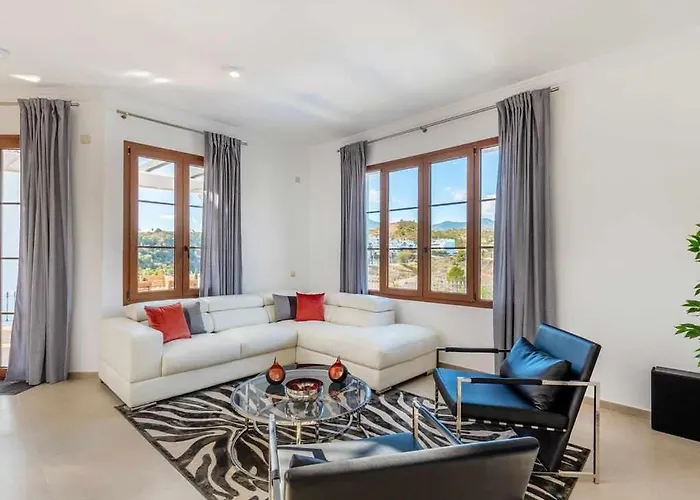 Con Piscina Climatizada Y Vistas Al Golf Estepona